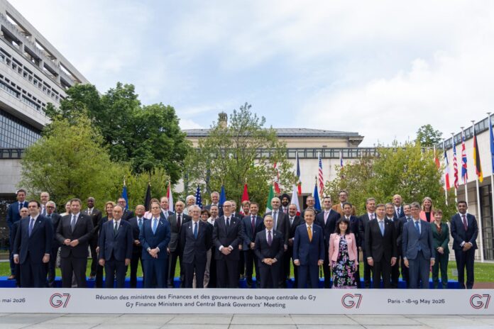 Fotografía de grupo de los ministros de Finanzas del G7 y de  los gobernadores de sus bancos centrales en la reunión de París. EFE/EPA/CHRISTOPHE PETIT TESSON
