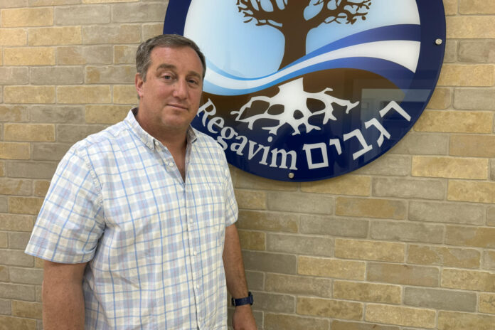La organización israelí Regavim, una de las cuatro recientemente sancionadas por la Unión Europea por fomentar la violencia contra los palestinos en Cisjordania, no está preocupada por esta penalización y sugiere que, si quiere, Europa podría acoger a los palestinos. 