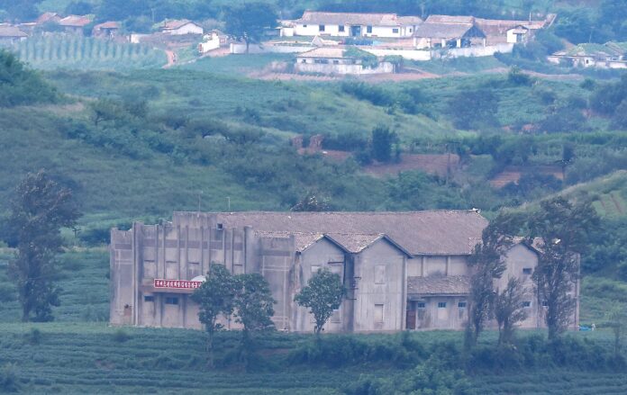 Imagen de archivo de viviendas en una aldea cercana a la ciudad norcoreana de Kaepung, en la frontera occidental con Corea del Sur, en esta fotografía tomada desde un observatorio en Gimpo, provincia de Gyeonggi, Corea del Sur, el 29 de agosto de 2025. 
EFE/EPA/YONHAP SOUTH KOREA OUT
