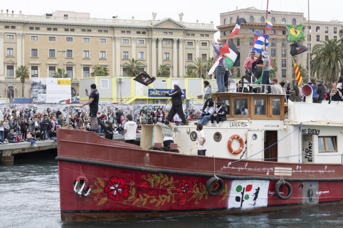Barcos de la Global Sumud Flotilla a su salida del puerto de Barcelona. EFE/Marta Pérez
