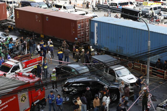 Imagen de archivo del accidente que provocó un tren de carga tras chocar contra un autobús público, varios vehículos y motocicletas en la estación Makkasan del Airport Rail Link en Bangkok, Tailandia, el 16 de mayo de 2026.
EFE/EPA/RUNGROJ YONGRIT
