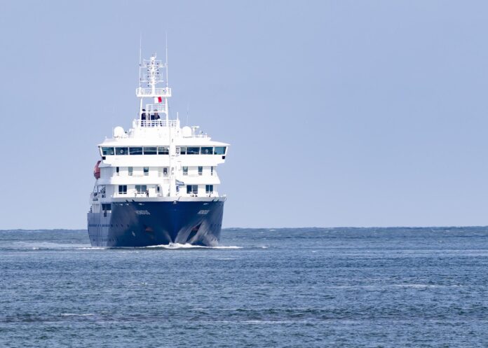 Rotterdam (Países Bajos), 18/05/2026.- El crucero MV Hondius, afectado por el hantavirus, llega al puerto de Rotterdam, Países Bajos, el 18 de mayo de 2026. 
EFE/EPA/REMKO DE WAAL
