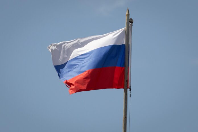 PEKÍN (China), 18/05/2026.- Una bandera rusa ondea en la Embajada de Rusia en Pekín, China, el 18 de mayo de 2026. 
EFE/EPA/JESSICA LEE
