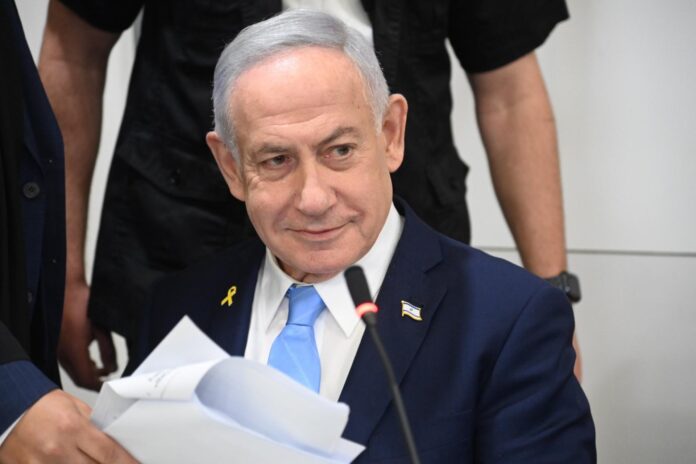 Imagen de archivo del 12 de marzo de 2025 del primer ministro israelí Benjamín Netanyahu durante su juicio por cargos de corrupción en el tribunal de distrito de Tel Aviv, Israel. EFE/EPA/Yair Sagi / POOL
