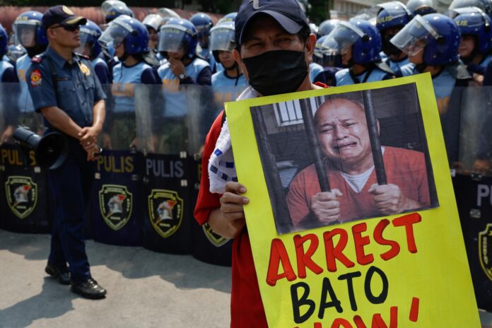 Imagen de archivo de un manifestante con una pancarta del senador filipino Ronald 'Bato' dela Rosa durante una protesta que exige su arresto, frente al Senado en Pasay City, Metro Manila, Filipinas, el 13 de mayo de 2026. 
EFE/EPA/ROLEX DELA PENA
