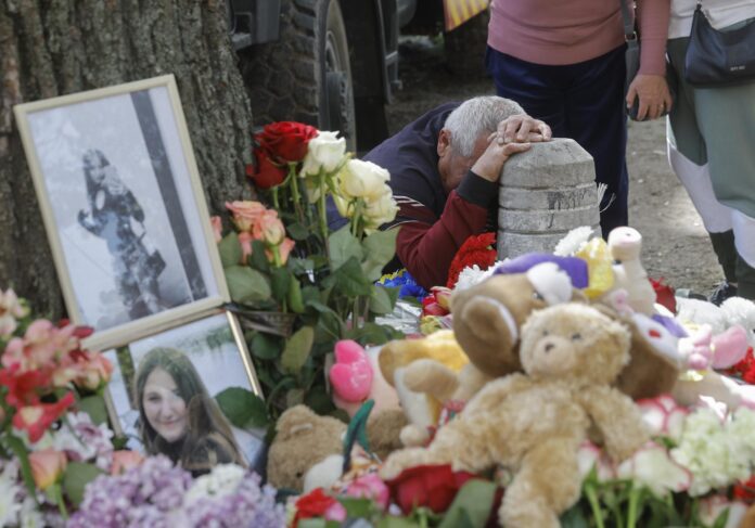 Imagen del 15 de mayo de ofrendas a las victimas de un ataque ruso a Kiev. EFE/EPA/SERGEY DOLZHENKO
