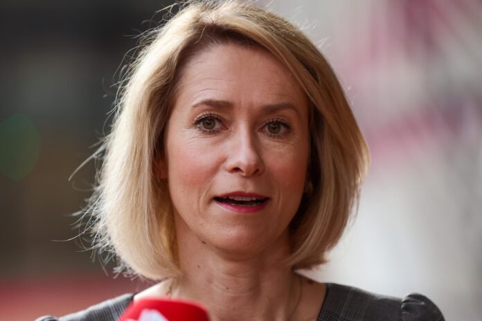 La Alta Representante de la UE para Asuntos Exteriores y Política de Seguridad y Vicepresidenta de la Comisión Europea, Kaja Kallas, habla con la prensa a su llegada a la reunión del Consejo de Asuntos Exteriores (Desarrollo) en Bruselas, Bélgica, el 18 de mayo de 2026. Se espera que los ministros de desarrollo de la UE discutan el futuro de la acción exterior de la UE, la estrategia de la Unión Europea Global Gateway en medio de crecientes desafíos geopolíticos y humanitarios, y celebren un almuerzo informal para abordar las consecuencias globales del conflicto en Irán. (Bélgica, Bruselas) EFE/EPA/Olivier Hoslet
