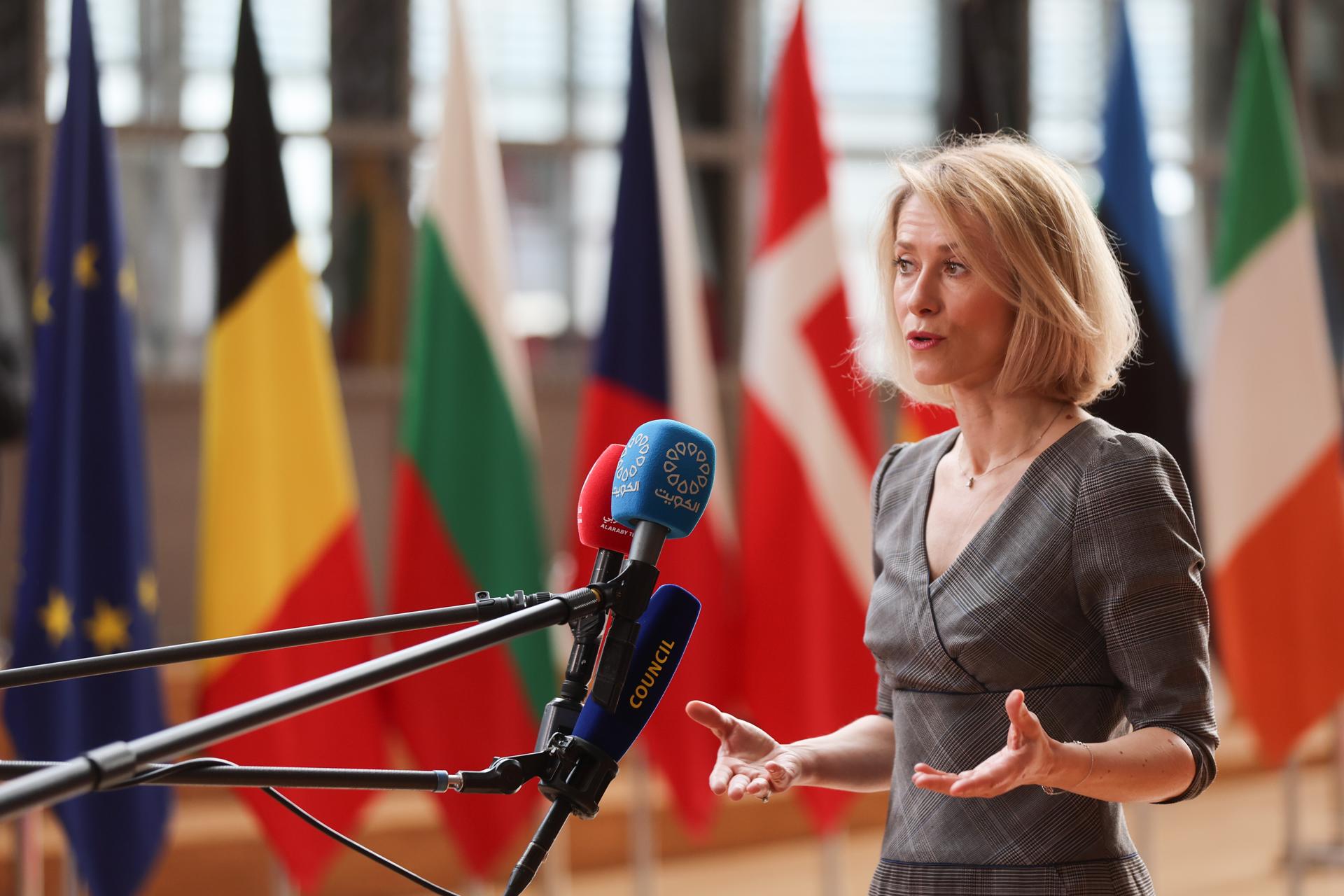 La Alta Representante de la UE para Asuntos Exteriores y Política de Seguridad y Vicepresidenta de la Comisión Europea, Kaja Kallas, habla con la prensa a su llegada a la reunión del Consejo de Asuntos Exteriores (Desarrollo) en Bruselas, Bélgica, el 18 de mayo de 2026. Se espera que los ministros de desarrollo de la UE discutan el futuro de la acción exterior de la UE, la estrategia de la Unión Europea Global Gateway en medio de crecientes desafíos geopolíticos y humanitarios, y celebren un almuerzo informal para abordar las consecuencias globales del conflicto en Irán. (Bélgica, Bruselas) EFE/EPA/Olivier Hoslet
