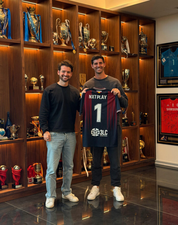 El portero del Real Madrid Thibaut Courtois (d) se ha convertido en nuevo copropietario del CD Extremadura, equipo que militará la próxima temporada en Primera Federación, gracias al acuerdo alcanzado por el club con la plataforma de inversión deportiva NXTPLAY de la que el belga es confundador junto con Gonzalo Vila. EFE/ CD Extremadura SOLO USO EDITORIAL/SOLO DISPONIBLE PARA ILUSTRAR LA NOTICIA QUE ACOMPAÑA (CRÉDITO OBLIGATORIO)
