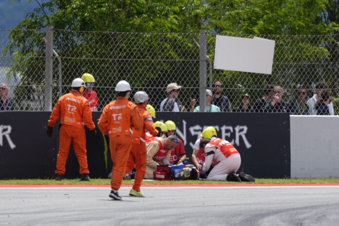 El piloto español de Moto GP Álex Márquez del equipo BK8 Gresini Racing es atendido por sanitarios y miembros del circuito tras su caída durante la carrera del Gran Premio de Cataluña, sexta prueba de los mundiales de motociclismo de velocidad en el Circuito de Barcelona-Cataluña disputada este domingo en Montmeló. EFE/Siu Wu
