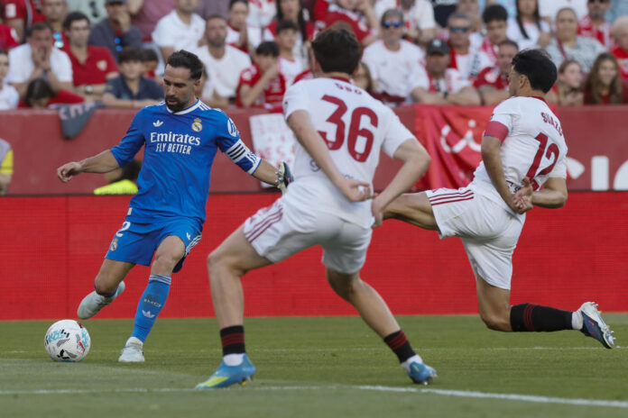 El defensa del Real Madrid Dani Carvajal (i) centra el balón durante el partido de la jornada 37 de LaLiga disputado el domingo contra el Sevilla FC. EFE/José Manuel Vidal

