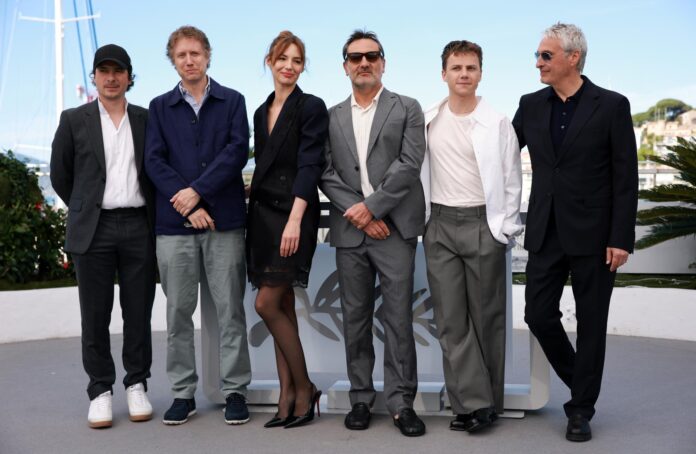 De izquierda a derecha, Olivier Demangel, László Nemes, Louise Bourgoin, Gilles Lellouche, Felix Lefebvre y Alain Goldman asisten a la sesión fotográfica de 'Moulin' durante la 79ª edición del Festival de Cine de Cannes, en Cannes, Francia, el 18 de mayo de 2026. El festival de cine se celebra del 12 al 23 de mayo de 2026. (Cine, Francia) EFE/EPA/CLEMENS BILAN
