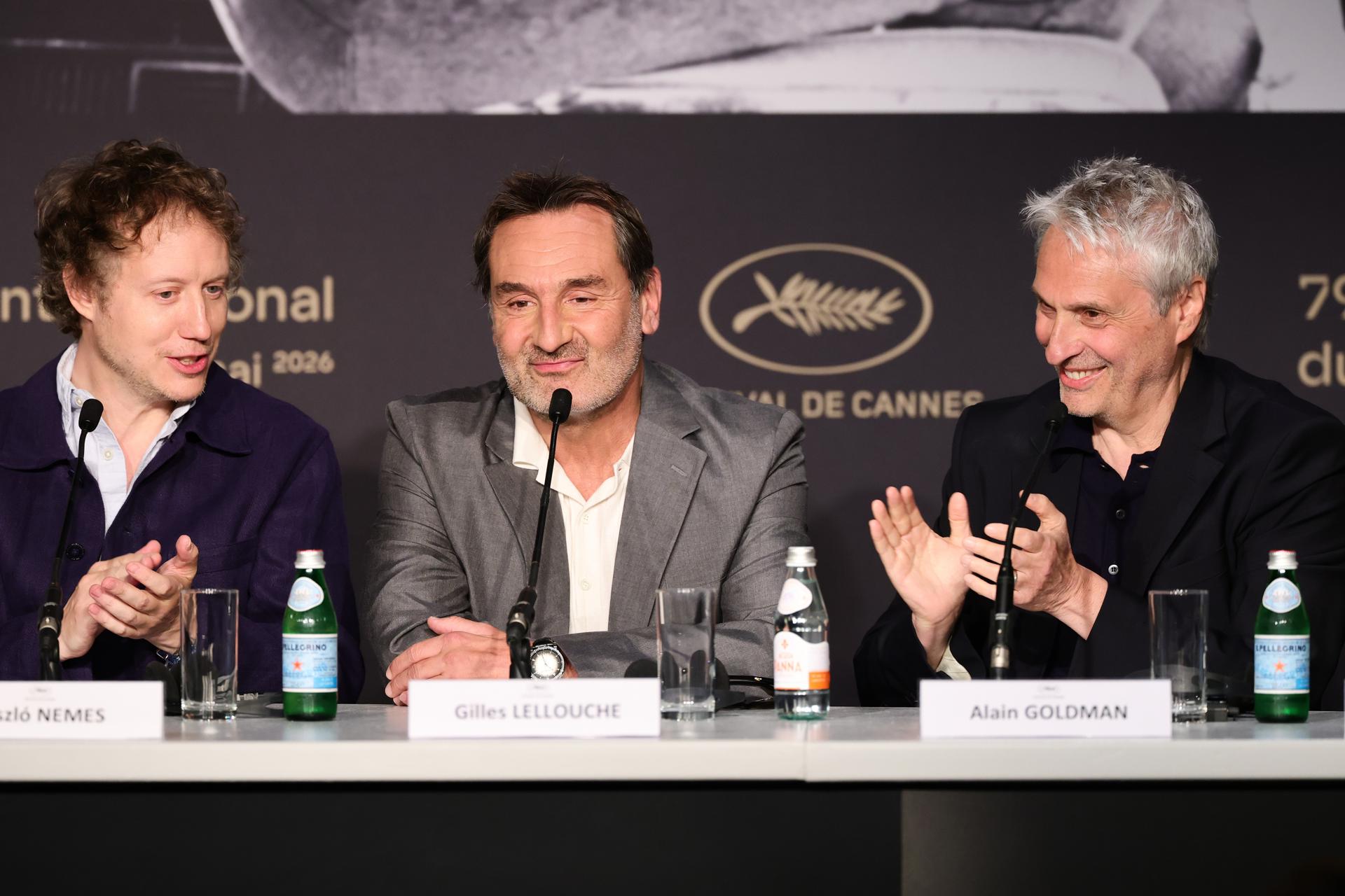 De izquierda a derecha, László Nemes, Gilles Lellouche y Alain Goldman asisten a la rueda de prensa de 'Moulin' durante la 79ª edición del Festival de Cannes, en Cannes, Francia, el 18 de mayo de 2026. El festival de cine se celebra del 12 al 23 de mayo de 2026. (Cine, Francia) EFE/EPA/ANDREAS RENTZ / POOL
