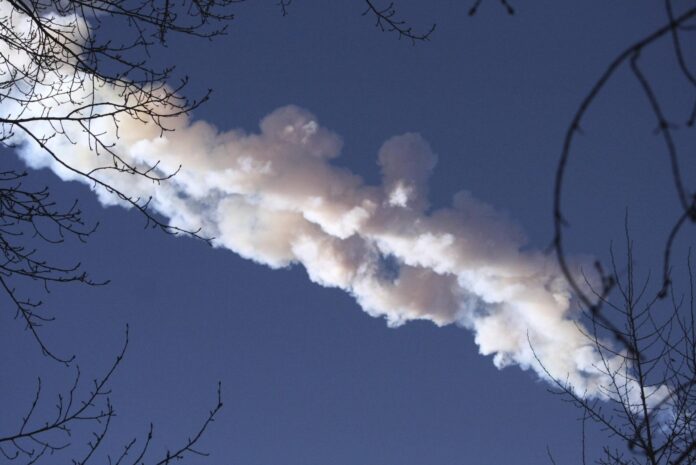 Imagen de archivo de la estela de vapor dejada por un meteorito caído en la región rusa de Cheliábinsk, el viernes 15 de febrero de 2013. EFE/Vyacheslav Nikulin
