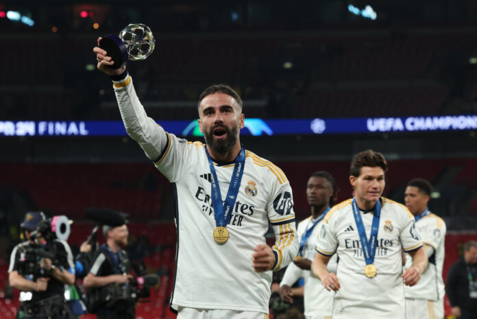Dani Carvajal levanta el trofeo de mejor jugador de la final de la Liga de Campeones 2024, tras imponerse el conjunto blanco 2-0 al Borussia Dortmund, en el estadio de Wembley, en Londres, el 1 de junio de 2024. EFE / Kiko Huesca.
