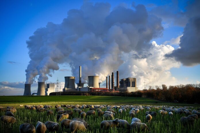 Fotografía de archivo de varias columnas de humo se desprenden de una planta en Bergheim (Alemania) EFE/ Sascha Steinbach
