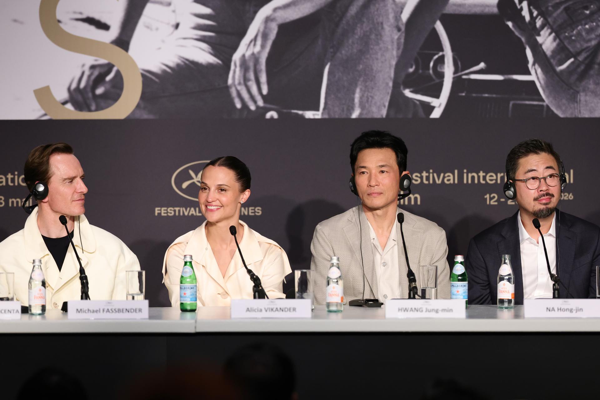 De izquierda a derecha, Michael Fassbender, Alicia Vikander, Hwang Jung-min y Na Hong-jin en la presentación de "Hope" en el Festival de Cannes. EFE/EPA/ANDREAS RENTZ / POOL
