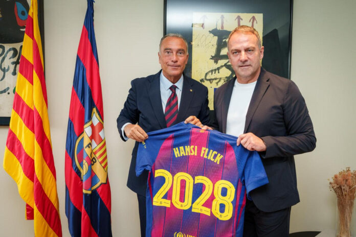 El entrenador del Barcelona Hansi Flick junto al presidente del FC Barcelona, Rafael Yuste (i), tras el acto de la renovación de su contrato por una temporada más, hasta el 30 de junio de 2028, con la opción de extender el vínculo hasta 2029. EFE/ F Barcelona
