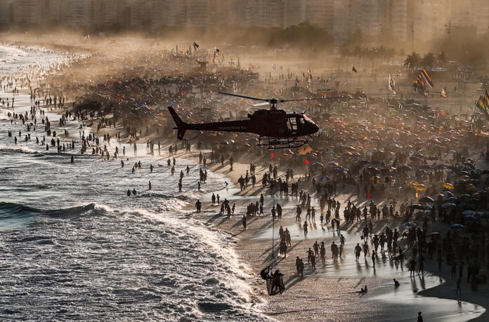 En la imagen de archivo, un helicóptero de los bomberos marítimos realizando un rescate en la playa de Leme, Rio de Janeiro (Brasil) en plena ola de calor. EFE/ Antonio Lacerda
