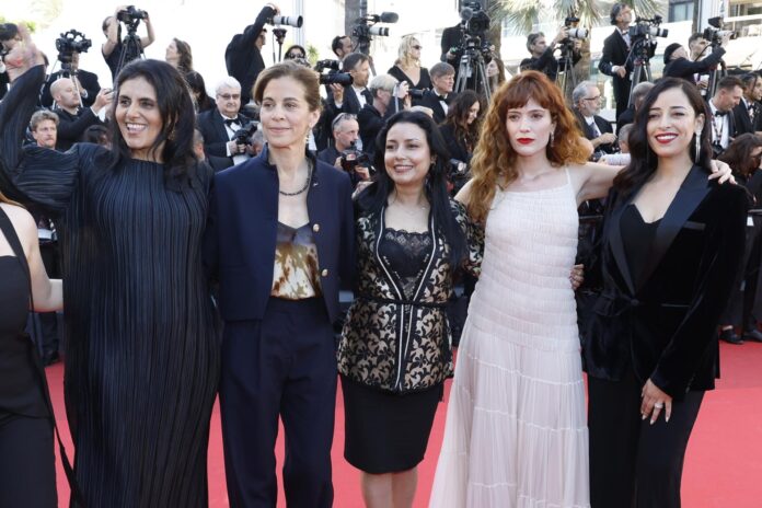 De izquierda a derecha Fatima Atif, Laila Marrakchi, Hajar Graigaa, Itsaso Arana y Nisrin Erradi en la presentación de 'La más dulce' en el Festival de Cannes. EFE/EPA/SEBASTIEN NOGIER
