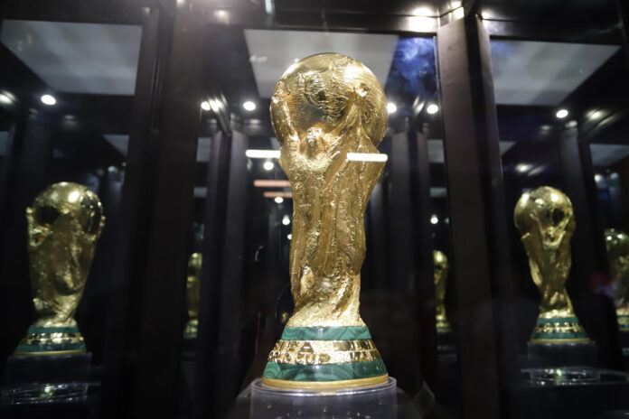 Trofeo de la Copa Mundial durante el FIFA World Trophy Tour en Puebla (México), el pasado 18 de marzo. EFE/ Hilda Ríos
