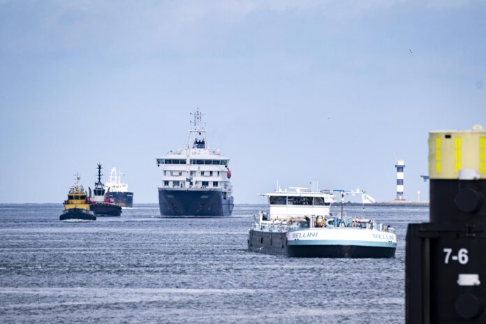 FOTODELDÍA Róterdam (Países Bajos), 18/05/2026.- El crucero MV Hondius, afectado por hantavirus, llega al puerto de Róterdam, Países Bajos, este lunes. El crucero tiene previsto atracar en Róterdam con 27 personas a bordo, entre ellas ciudadanos neerlandeses. EFE/ Lina Selg

