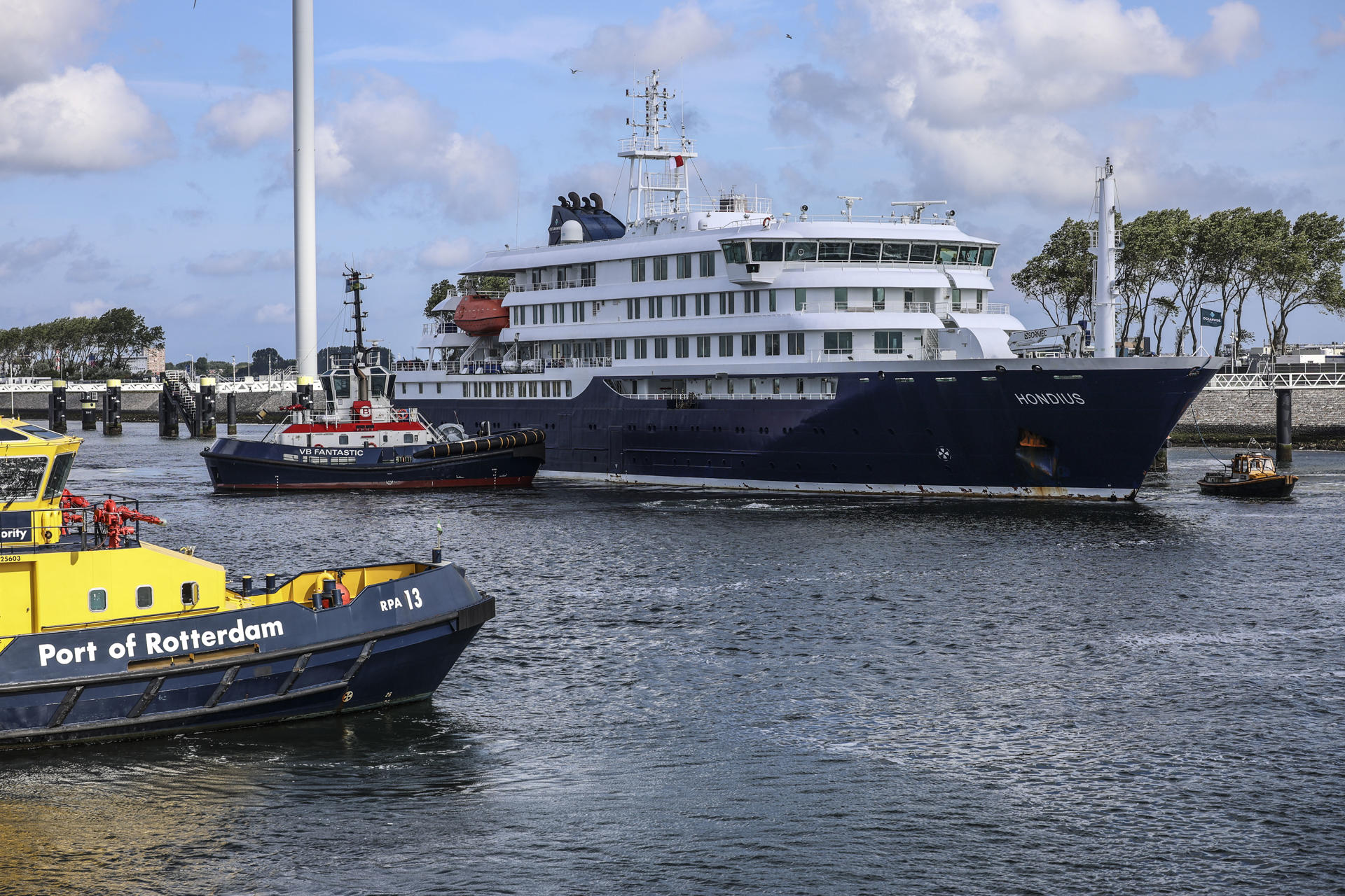 FOTODELDÍA Róterdam (Países Bajos), 18/05/2026.- El crucero MV Hondius, afectado por hantavirus, llega al puerto de Róterdam, Países Bajos, este lunes. El crucero tiene previsto atracar en Róterdam con 27 personas a bordo, entre ellas ciudadanos neerlandeses. EFE/ Pablo Garrigós