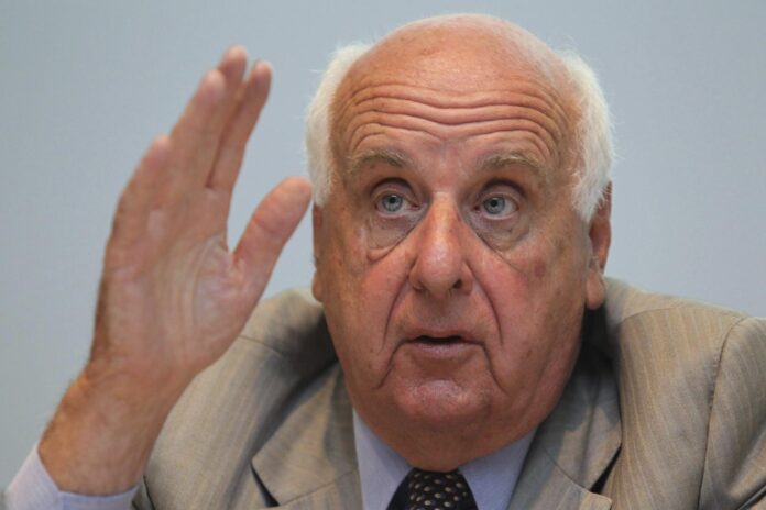 FOTO ARCHIVO. El exvicepresidente de la Comisión Europea Etienne Davignon durante una rueda de prensa en Bruselas en 2011. EFE/EPA/JULIEN WARNAND
