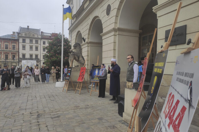 Miles de tártaros de Crimea desplazados conmemoraron este lunes el 82º aniversario de su deportación masiva por orden del dictador soviético Iósif Stalin, al tiempo que trazaban dolorosos paralelismos con la amenaza que representa la actual ocupación rusa de la península ucraniana. EFE/ Rostyslav Averchuk
