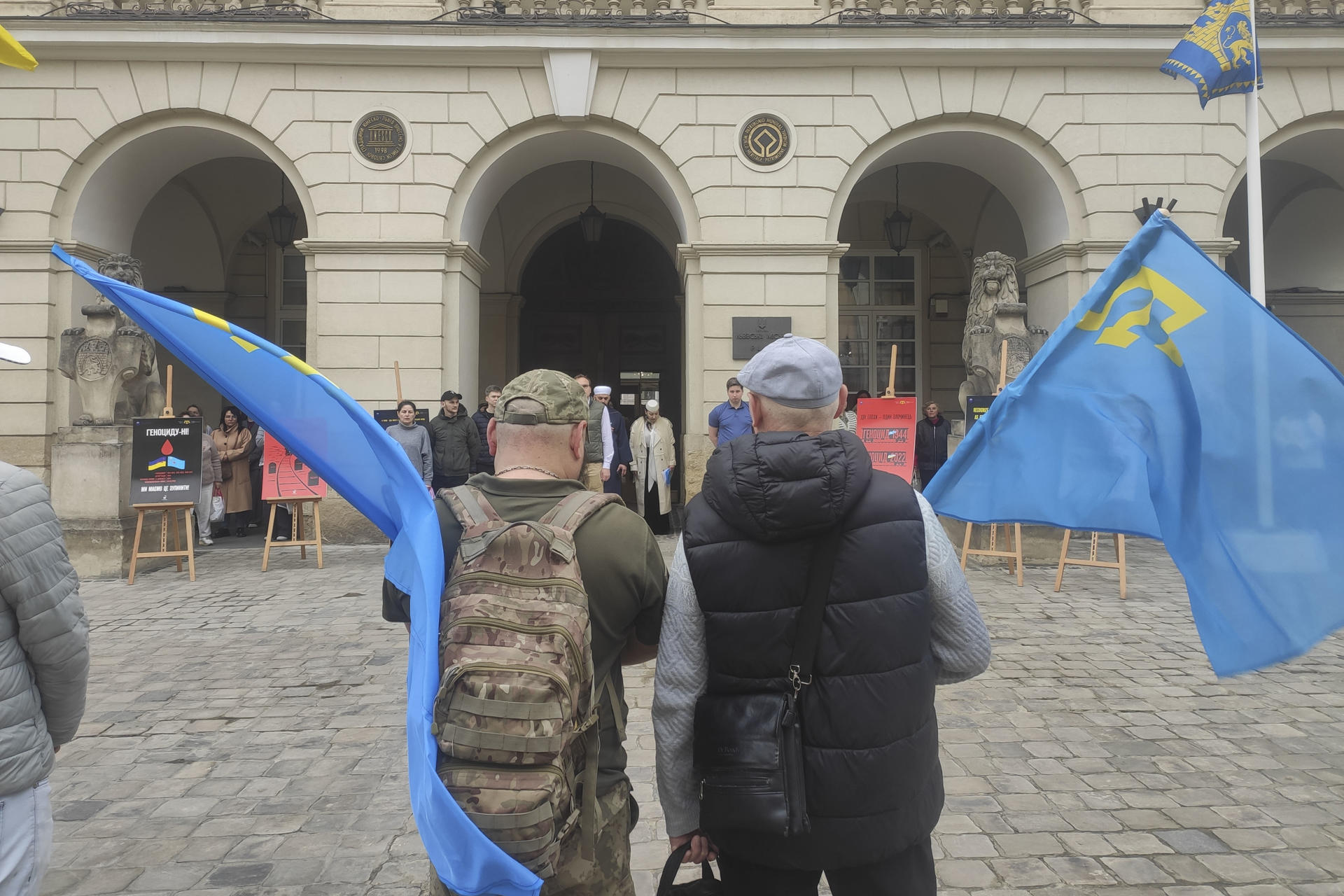 Miles de tártaros de Crimea desplazados conmemoraron este lunes el 82º aniversario de su deportación masiva por orden del dictador soviético Iósif Stalin, al tiempo que trazaban dolorosos paralelismos con la amenaza que representa la actual ocupación rusa de la península ucraniana. EFE/ Rostyslav Averchuk
