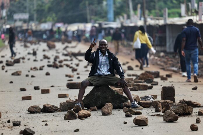 Manifestantes incendian neumáticos durante la huelga nacional de transporte por el aumento del precio del combustible en Roysambu, en Nairobi, este lunes. EFE/ Daniel Irungu
