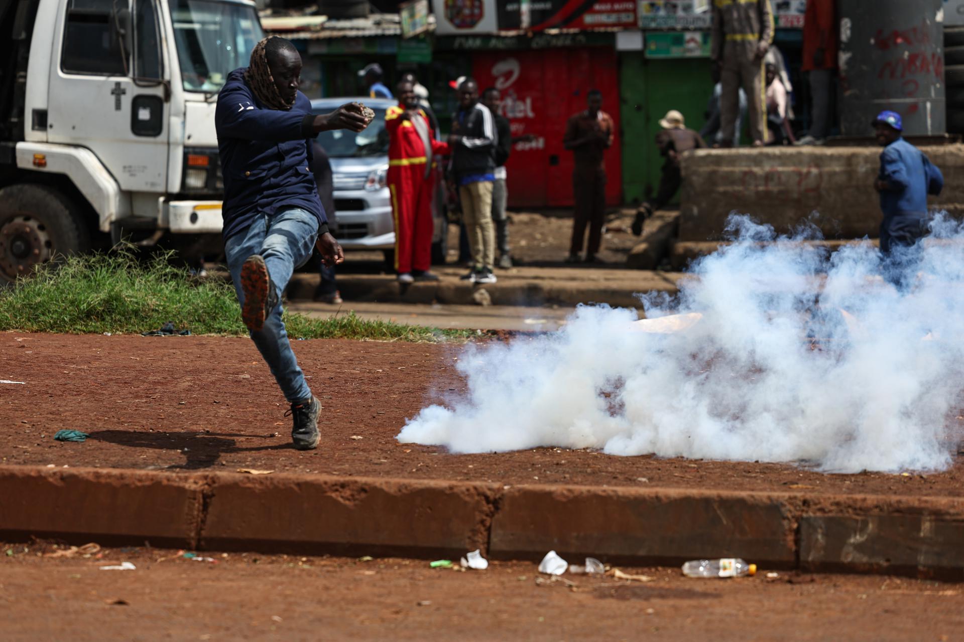 Al menos cuatro personas murieron y otras treinta resultaron heridas este lunes durante las protestas registradas en Kenia por el aumento del precio del combustible. EFE/EPA/DANIEL IRUNGU
