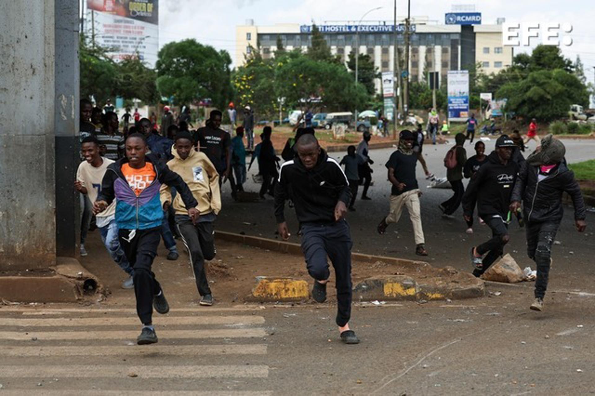 Al menos cuatro personas murieron y otras treinta resultaron heridas este lunes durante las protestas registradas en Kenia por el aumento del precio del combustible. EFE/EPA/DANIEL IRUNGU
