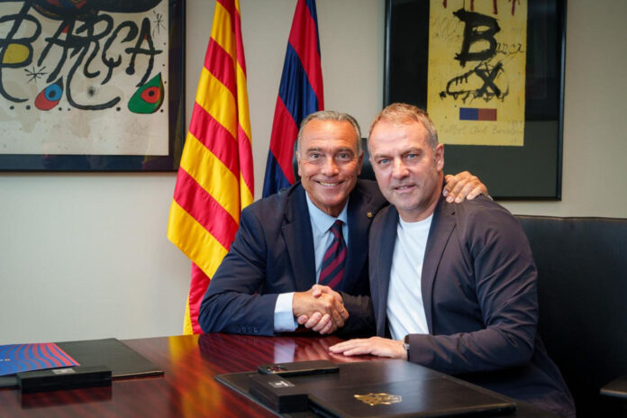 El entrenador del Barcelona Hansi Flick junto al presidente del FC Barcelona, Rafael Yuste (i), tras el acto de la renovación de su contrato por una temporada más, hasta el 30 de junio de 2028, con la opción de extender el vínculo hasta 2029. EFE/ F Barcelona
