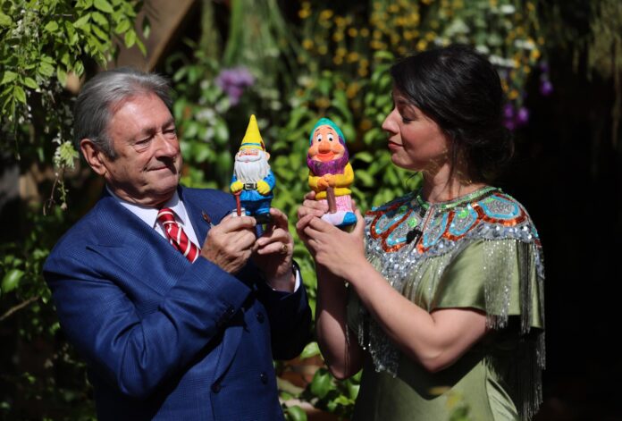 El jardinero y escritor británico, Alan Tichmarsh (i), junto horticultora Frances Tophill(d) en 'El jardín curioso' en el RHS Chelsea Flower Show 2026, en Londres, Reino Unido el 18 de mayo de 2026. EFE/EPA/ANDY RAIN

