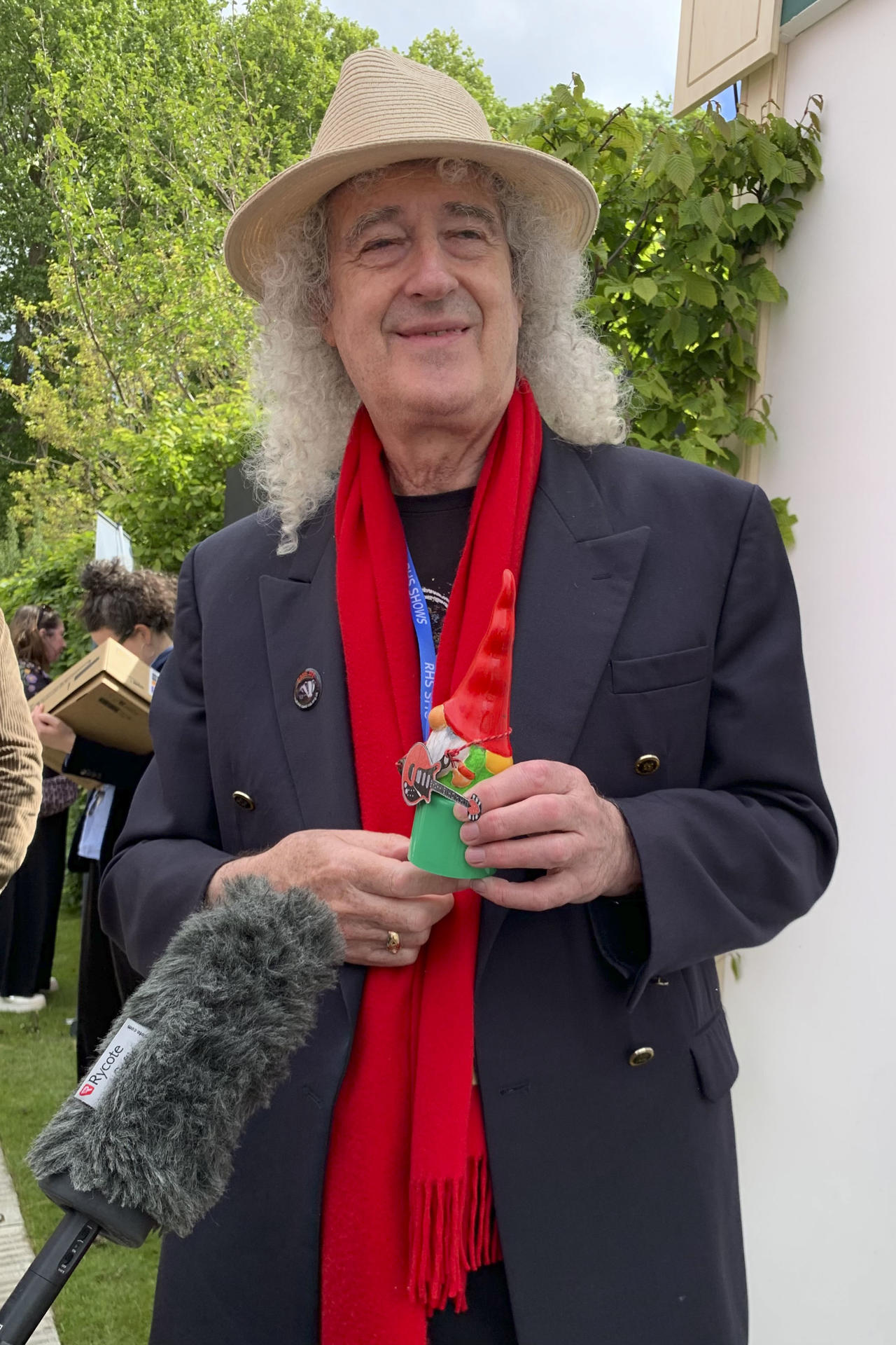 El músico Brian May, de Queen, muestra un gnomo en el RHS Chelsea Flower Show 2026, la cita de jardinería más prestigiosa del mundo, que desde hace 113 años muestra las últimas tendencias en paisajismo y horticultura, en Londres. EFE/ Judith Mora
