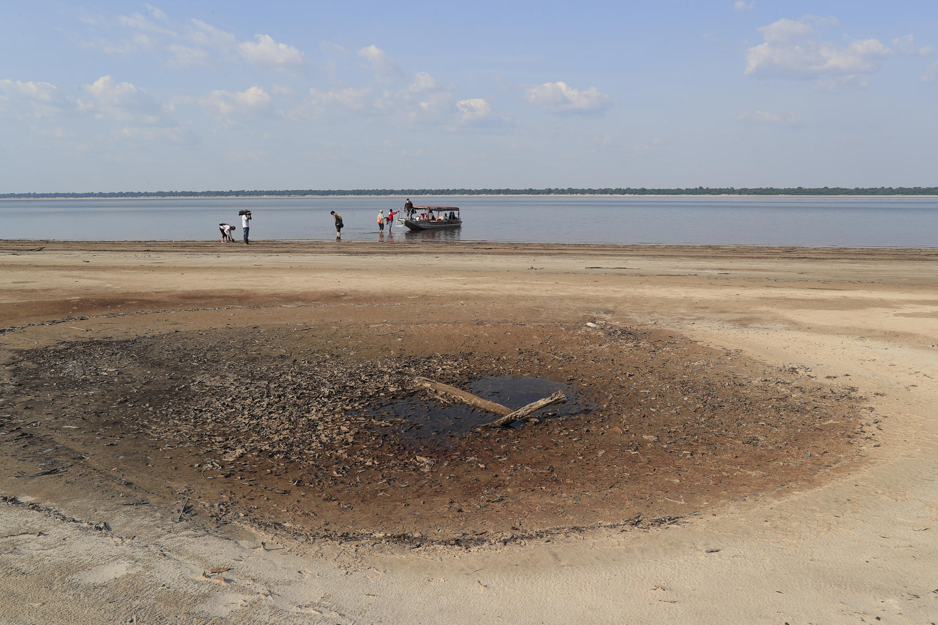 Fotografía de archivo del 28 de octubre de 2023 donde se muestra una zona de río Negro afectada por una sequía en el estado de Amazonas (Brasil). EFE/ André Coelho