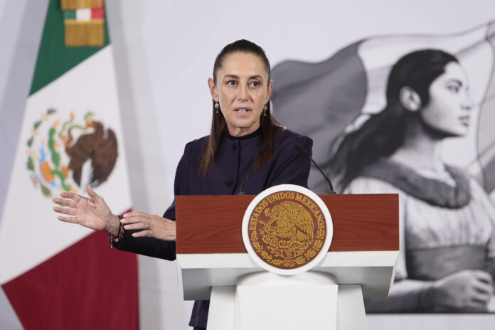 La presidenta de México, Claudia Sheinbaum, habla durante una rueda de prensa este lunes en el Palacio Nacional de la Ciudad de México (México). EFE/José Méndez
