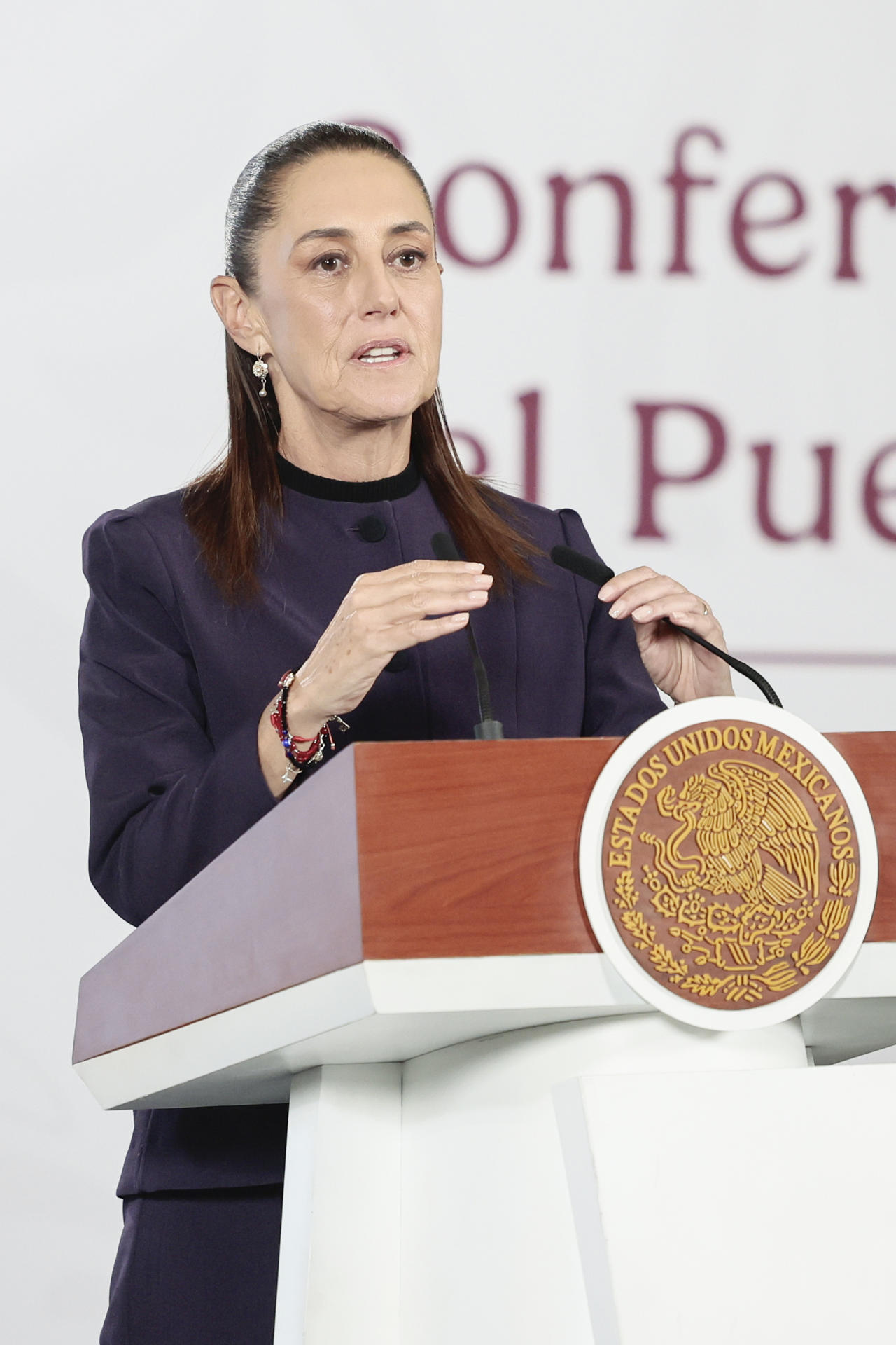 La presidenta de México, Claudia Sheinbaum, asiste a una rueda de prensa este lunes, en el Palacio Nacional de la Ciudad de México (México). EFE/ José Méndez
