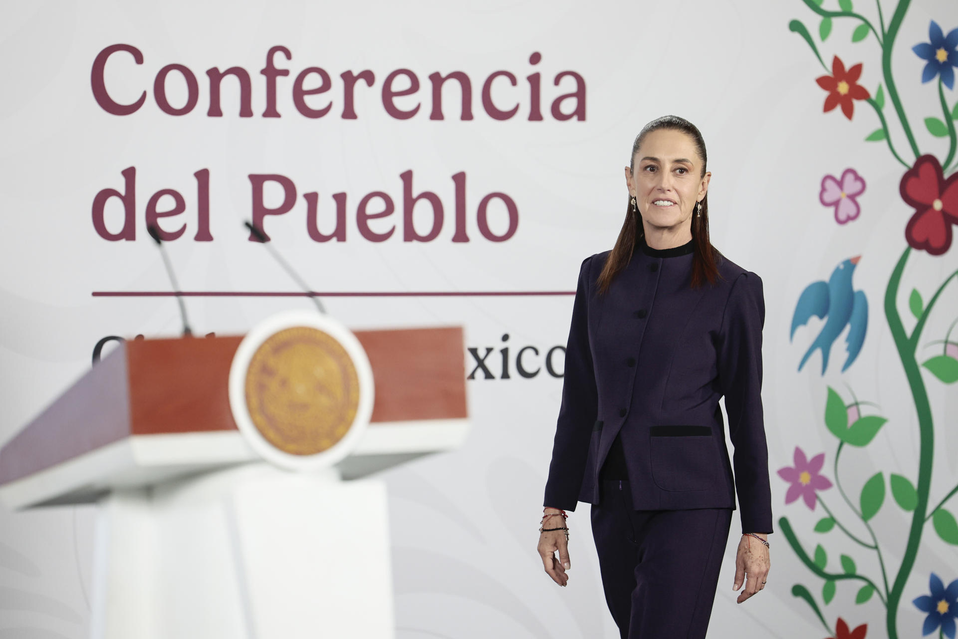 La presidenta de México, Claudia Sheinbaum, asiste a una rueda de prensa este lunes, en el Palacio Nacional de la Ciudad de México (México). EFE/ José Méndez
