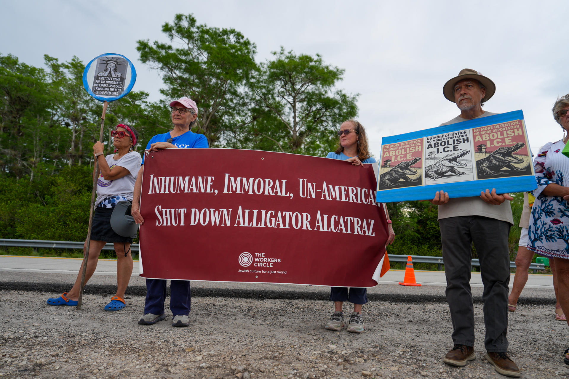 Fotografía del 17 de mayo de 2026 de personas participando en una manifestación a favor del cierre del centro de detención 'Alligator Alcatraz' en la Reserva Nacional Big Cypress, en Florida (Estados Unidos). EFE/ Alberto Boal
