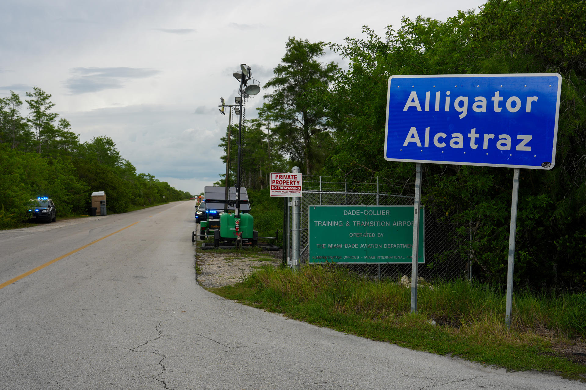 Fotografía del 17 de mayo de 2026 donde se muestra la entrada al centro de detención 'Alligator Alcatraz' en la Reserva Nacional Big Cypress, en Florida (Estados Unidos). EFE/ Alberto Boal
