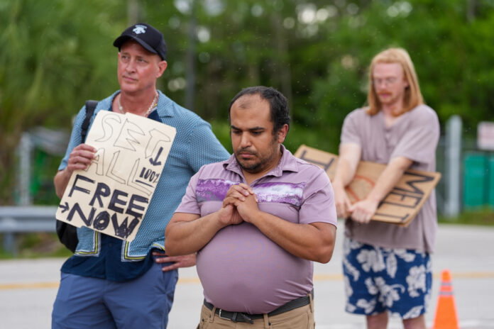 Fotografía del 17 de mayo de 2026 de personas participando en una manifestación a favor del cierre del centro de detención 'Alligator Alcatraz' en la Reserva Nacional Big Cypress, en Florida (Estados Unidos). EFE/ Alberto Boal
