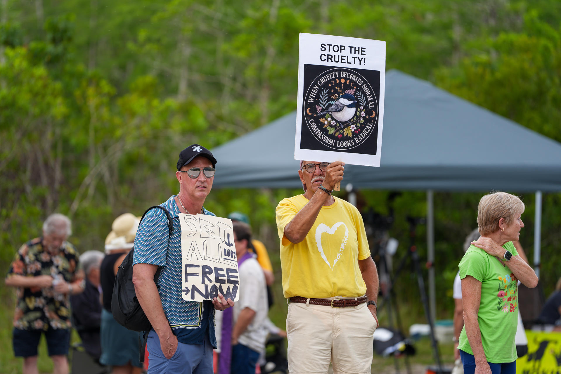 Fotografía del 17 de mayo de 2026 de personas participando en una manifestación a favor del cierre del centro de detención 'Alligator Alcatraz' en la Reserva Nacional Big Cypress, en Florida (Estados Unidos). EFE/ Alberto Boal
