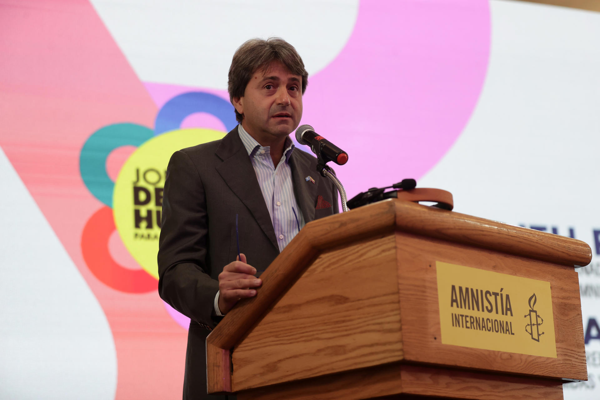 El coordinador residente de Naciones Unidas en Venezuela, Gianluca Rampolla, fue captado este 18 de mayo al intervenir en evento liderado por Amnistía Internacional (AI), en Caracas (Venezuela). EFE/Ronald Peña
