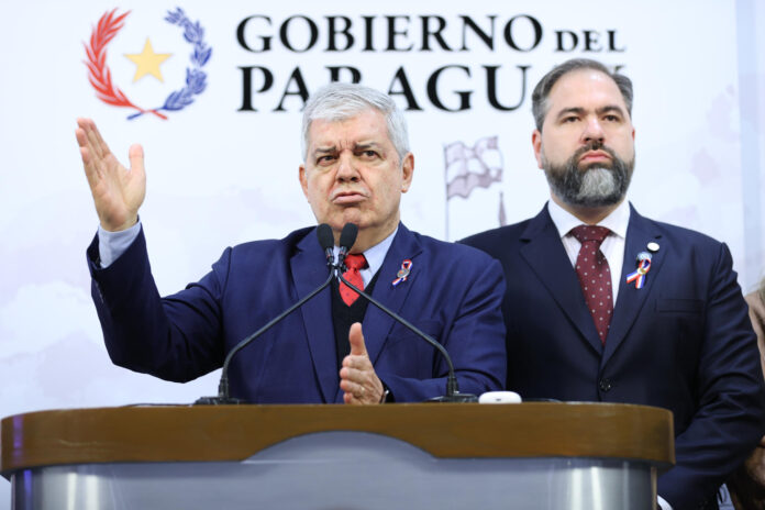 El ministro del Interior de Paraguay, Enrique Riera (i), habla junto al ministro de Justicia de Paraguay, Rodrigo Nicora, en una rueda de prensa en Asunción (Paraguay). EFE/ Juan Pablo Pino

