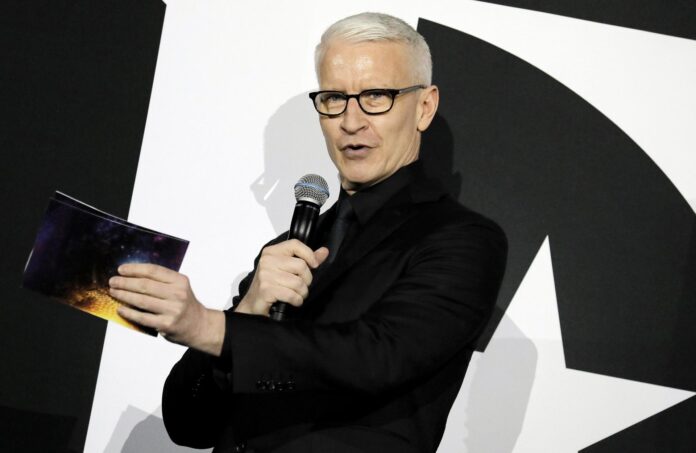 Fotografía de archivo en la que se captó al reportero y presentador de noticias de CNN, Anderson Cooper, durante un evento público, en Nueva York (NY, EE.UU.). EFE/Peter Foley

