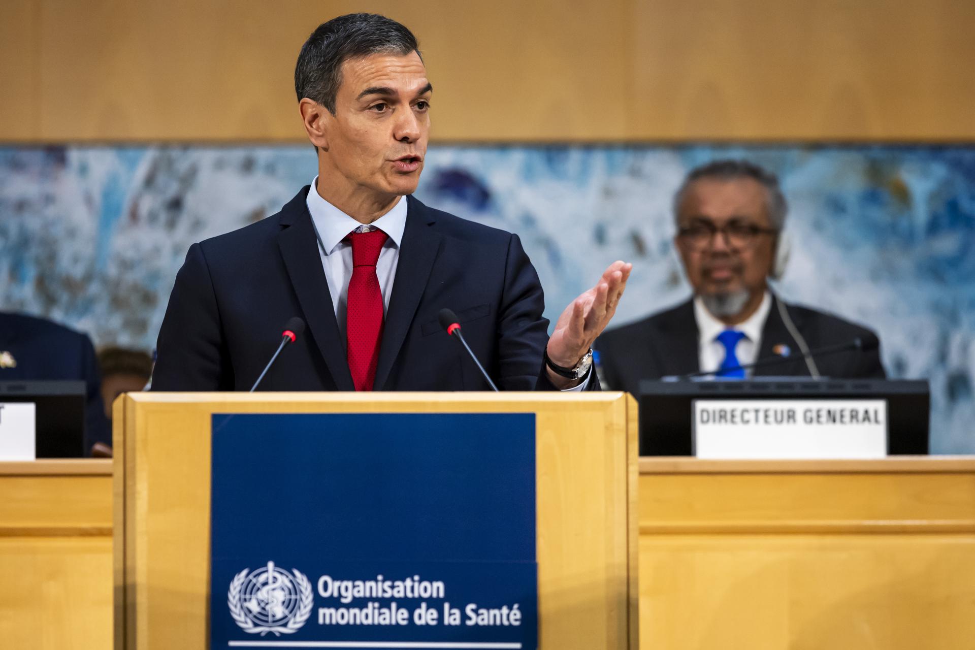 El presidente del Gobierno español, Pedro Sánchez (c), y el director general de la Organización Mundial de la Salud, Tedros Adhanom Ghebreyesus (d), en un momento de la 79 Asamblea Mundial de la Salud en Ginebra, Suiza, este lunes. EFE/EPA/SALVATORE DI NOLFI
