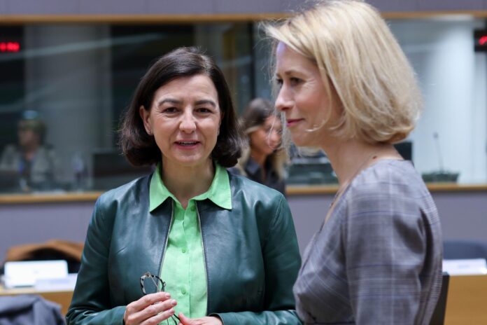 La Secretaria de Estado de Cooperación Internacional de España, Eva Granados Galiano (i), y la alta representante de la UE para Asuntos Exteriores y Política de Seguridad y Vicepresidenta de la Comisión Europea, Kaja Kallas, asisten a la reunión del Consejo de Asuntos Exteriores (Desarrollo) en Bruselas, Bélgica, este lunes. EFE/ Olivier Hoslet
