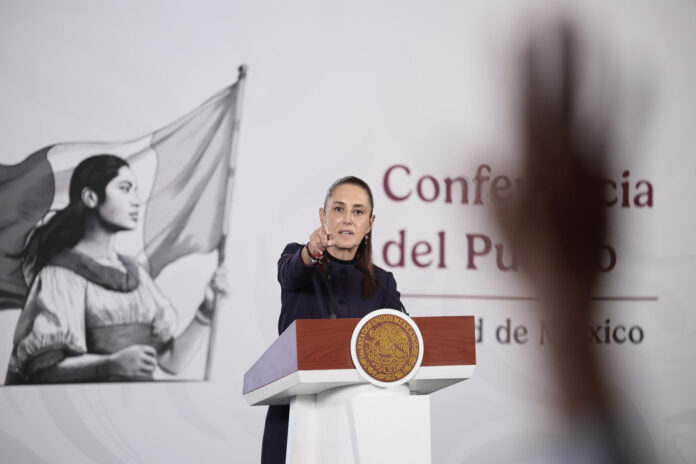 La presidenta de México, Claudia Sheinbaum, habla en una rueda de prensa este lunes, en el Palacio Nacional de Ciudad de México (México). EFE/José Méndez
